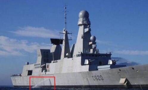 軍艦等大型船舶的側(cè)面不停地向外排水：水從哪里來(lái)？